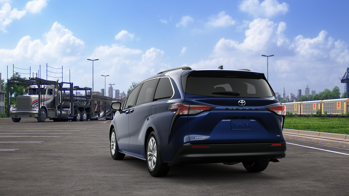 2025 Toyota Sienna XLE photo 7