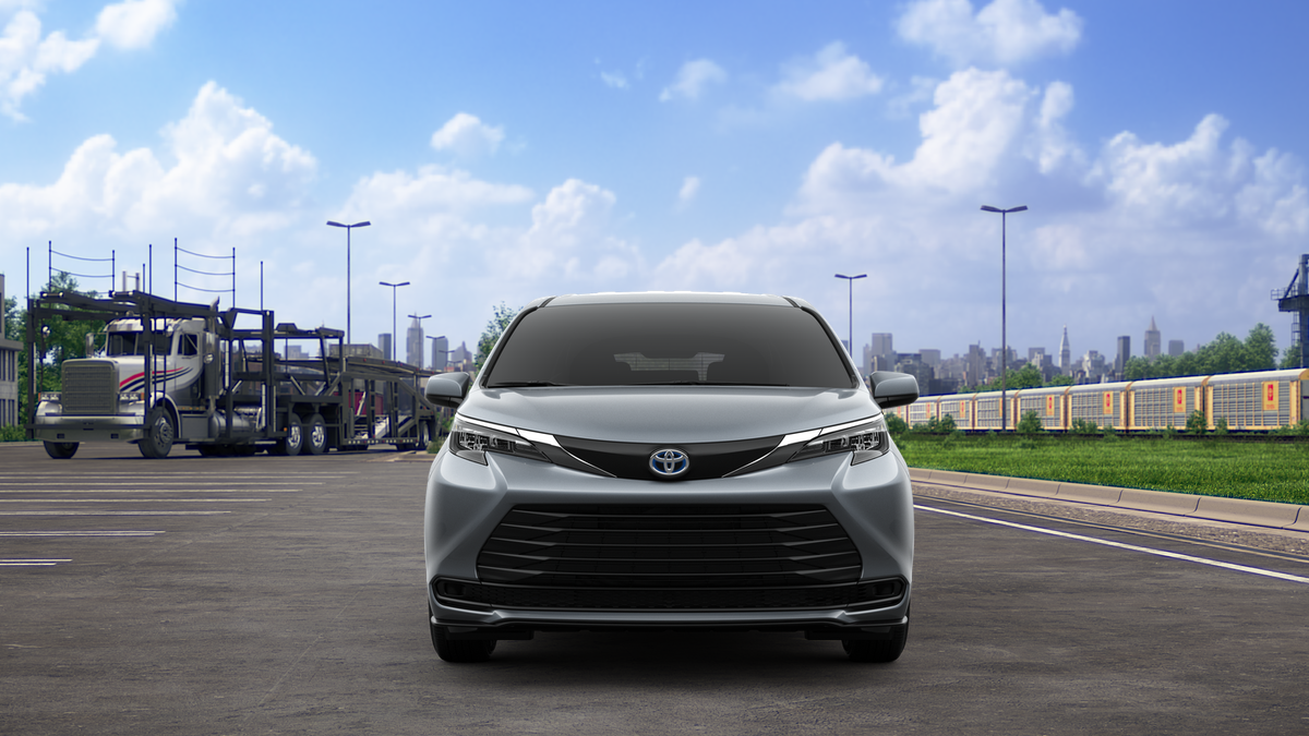 2025 Toyota Sienna LE photo 2