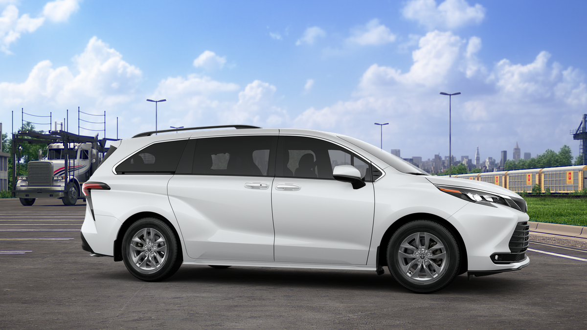 2025 Toyota Sienna XLE photo 13