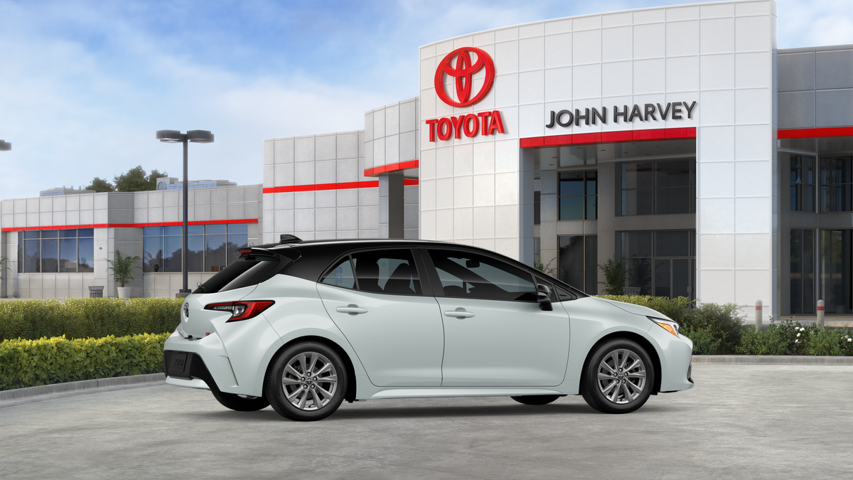New 2026 Wind Chill Pearl with Midnight Black Metallic roof <sup>1</sup> Toyota  SE image 13