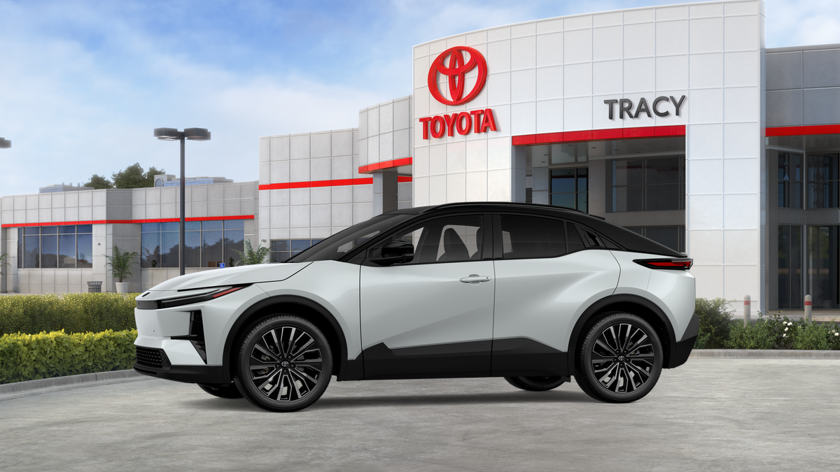 New 2026 Wind Chill Pearl with Midnight Black Metallic roof <sup>1</sup> Toyota  XSE image 5