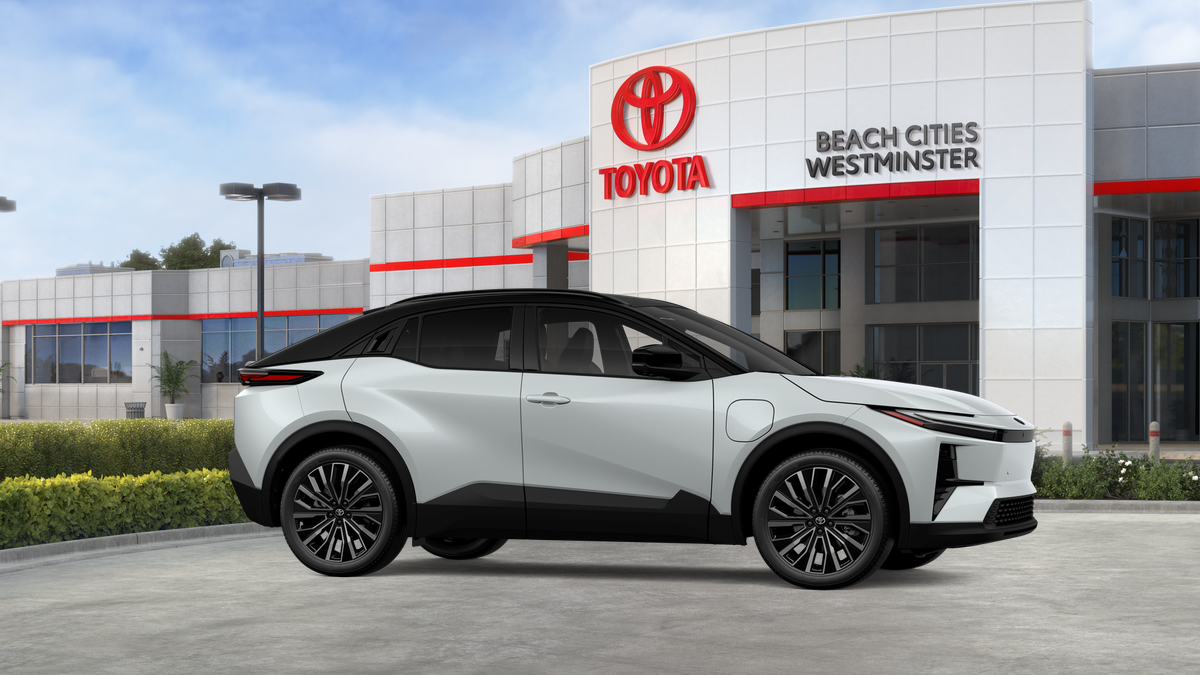 New 2026 Wind Chill Pearl with Midnight Black Metallic roof <sup>1</sup> Toyota  XSE image 16