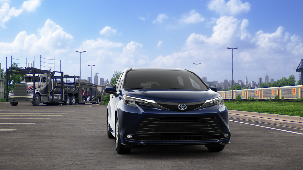 2025 Toyota Sienna XLE photo 16