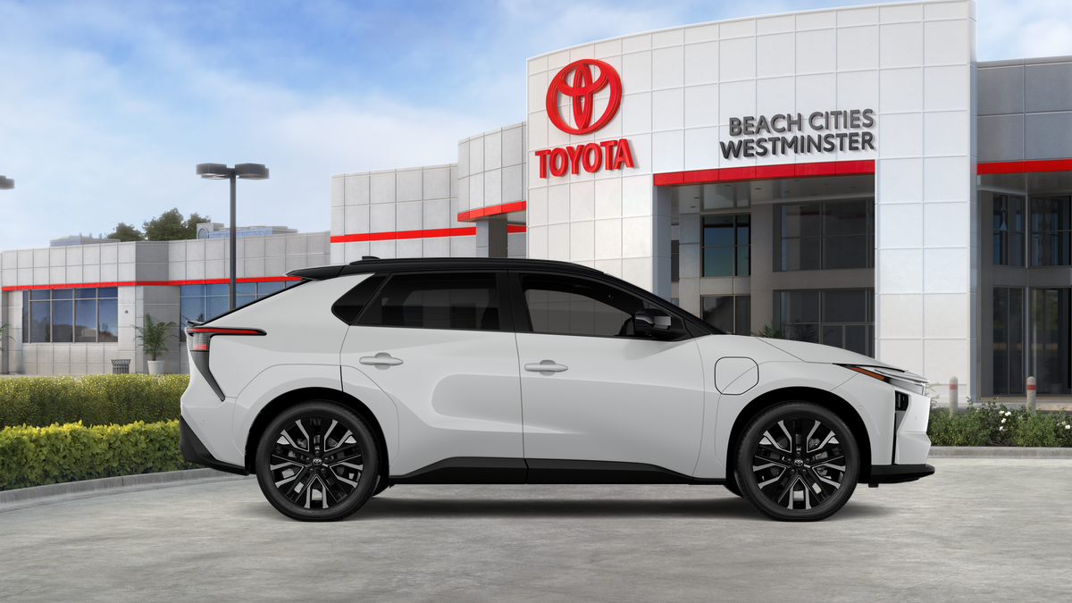 New 2026 Wind Chill Pearl with Midnight Black Metallic roof <sup>1</sup> Toyota  Limited image 15