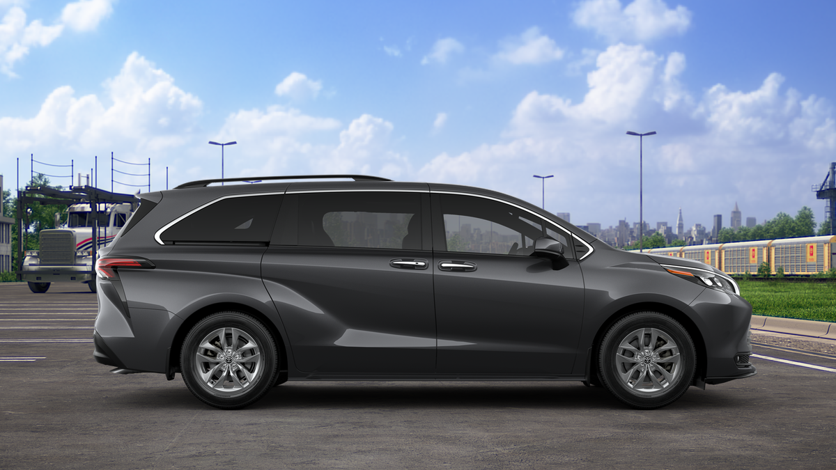 2025 Toyota Sienna XLE photo 17