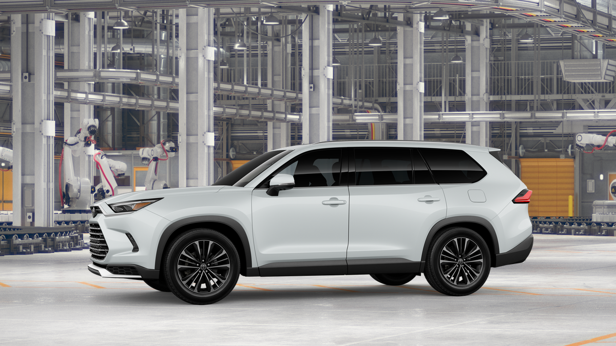 2026 Toyota Highlander Hybrid Platinum photo 2