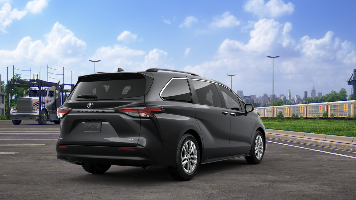 2025 Toyota Sienna XLE photo 9