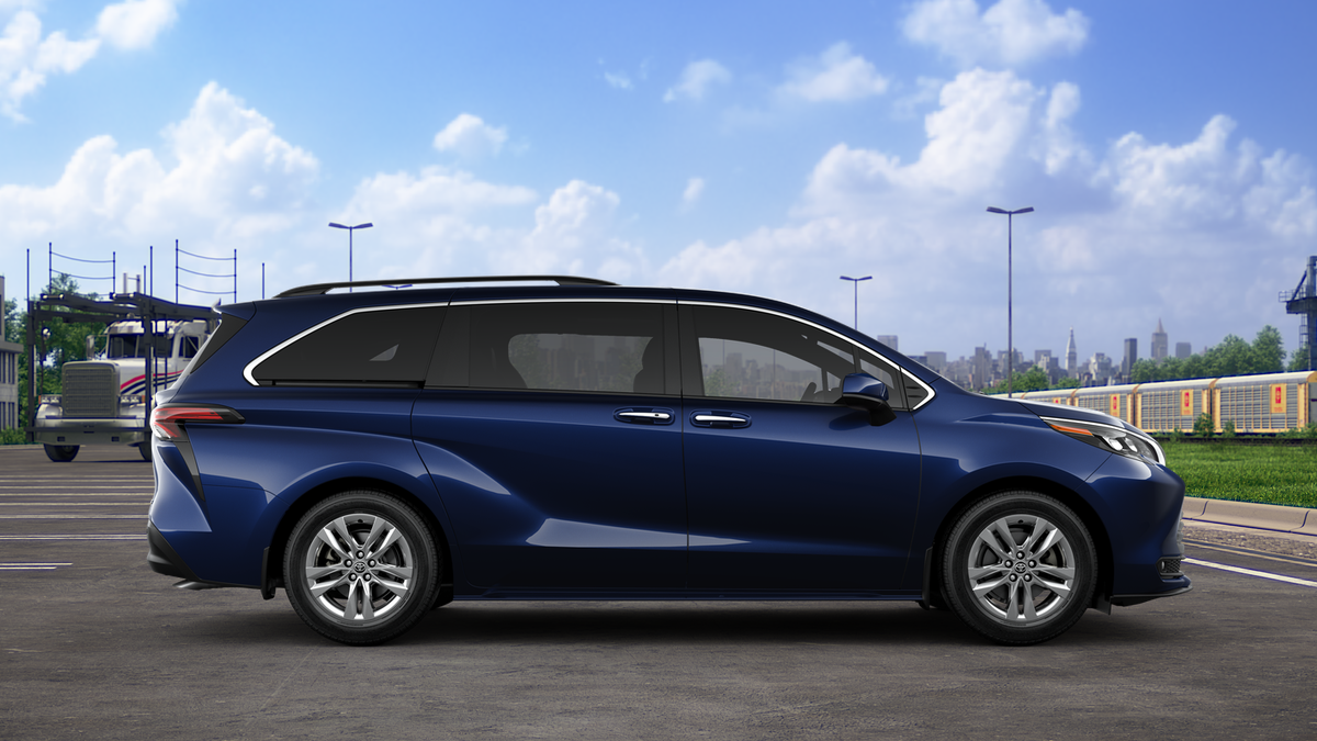 2025 Toyota Sienna XLE photo 12