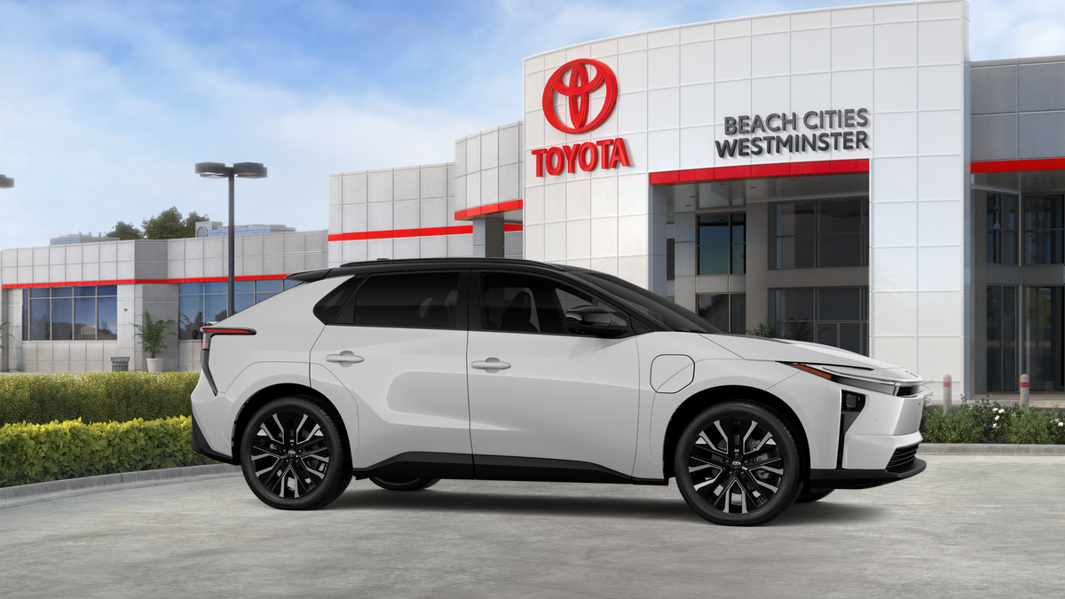 New 2026 Wind Chill Pearl with Midnight Black Metallic roof <sup>1</sup> Toyota  Limited image 16