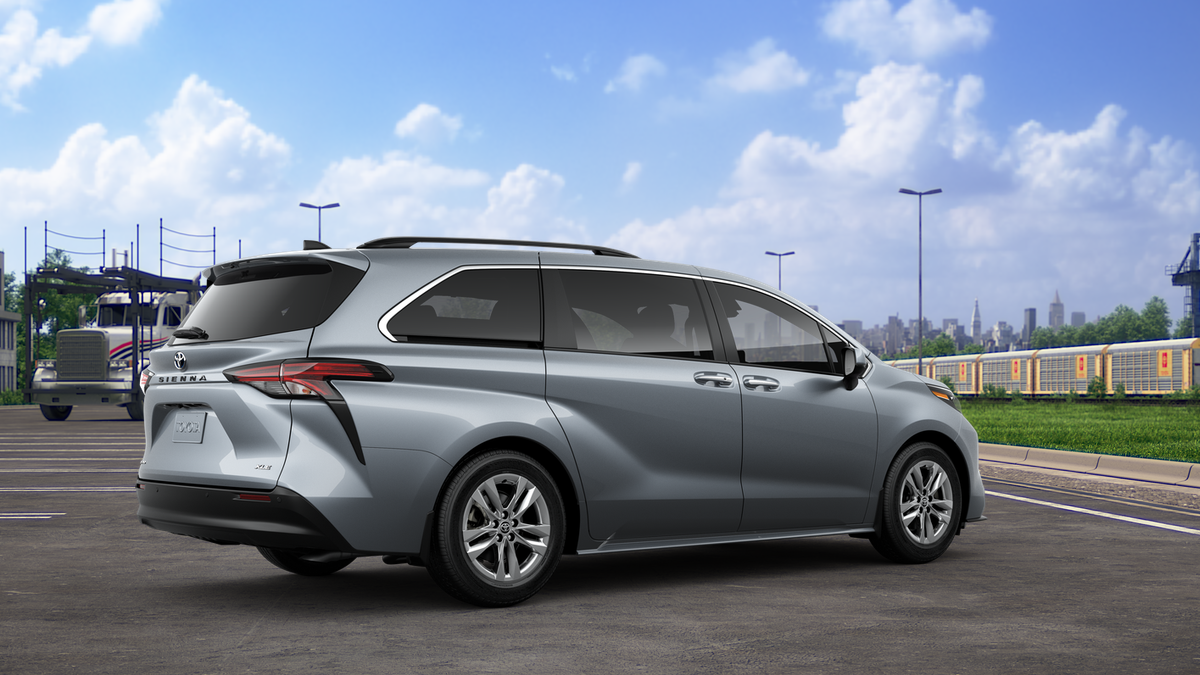2025 Toyota Sienna XLE photo 12