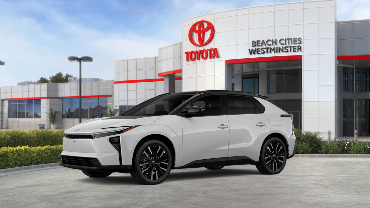 New 2026 Wind Chill Pearl with Midnight Black Metallic roof <sup>1</sup> Toyota  Limited image 4