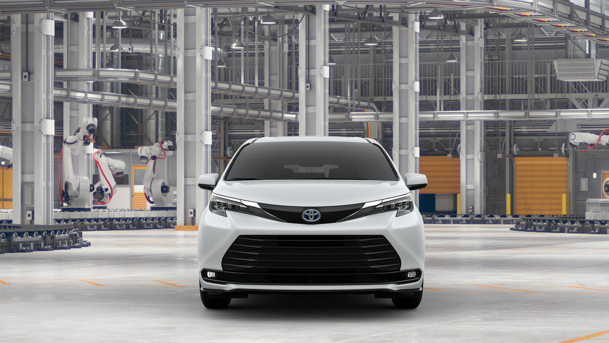 2025 Toyota Sienna XLE photo 2