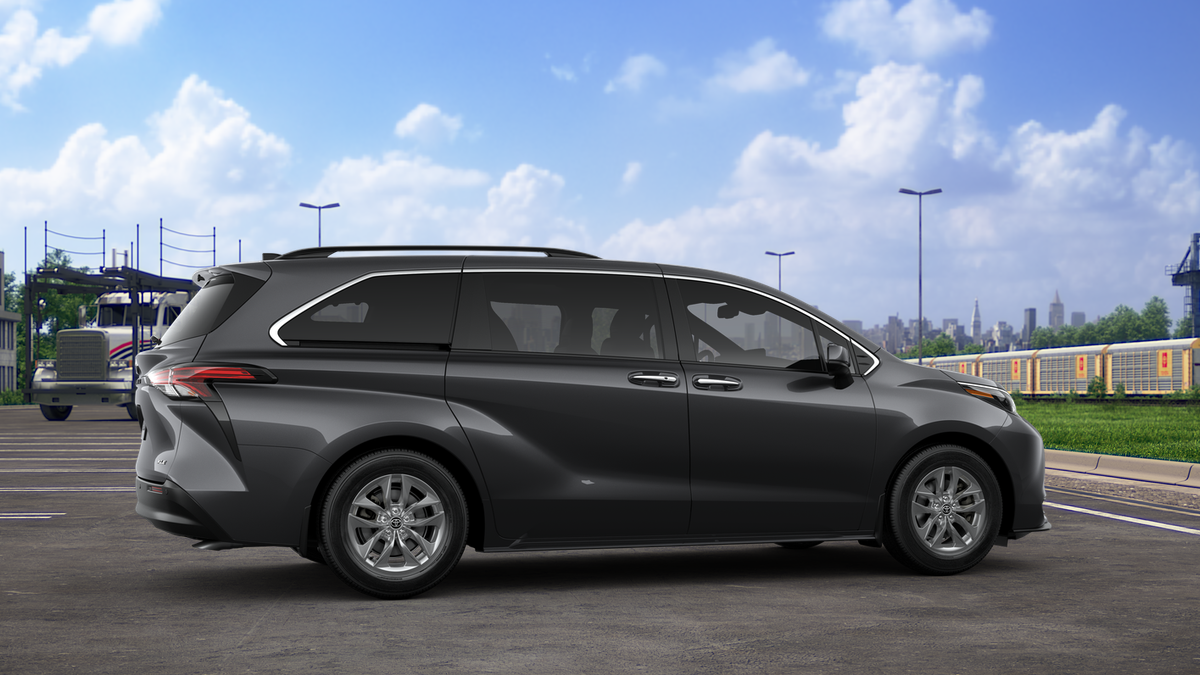 2025 Toyota Sienna XLE photo 16