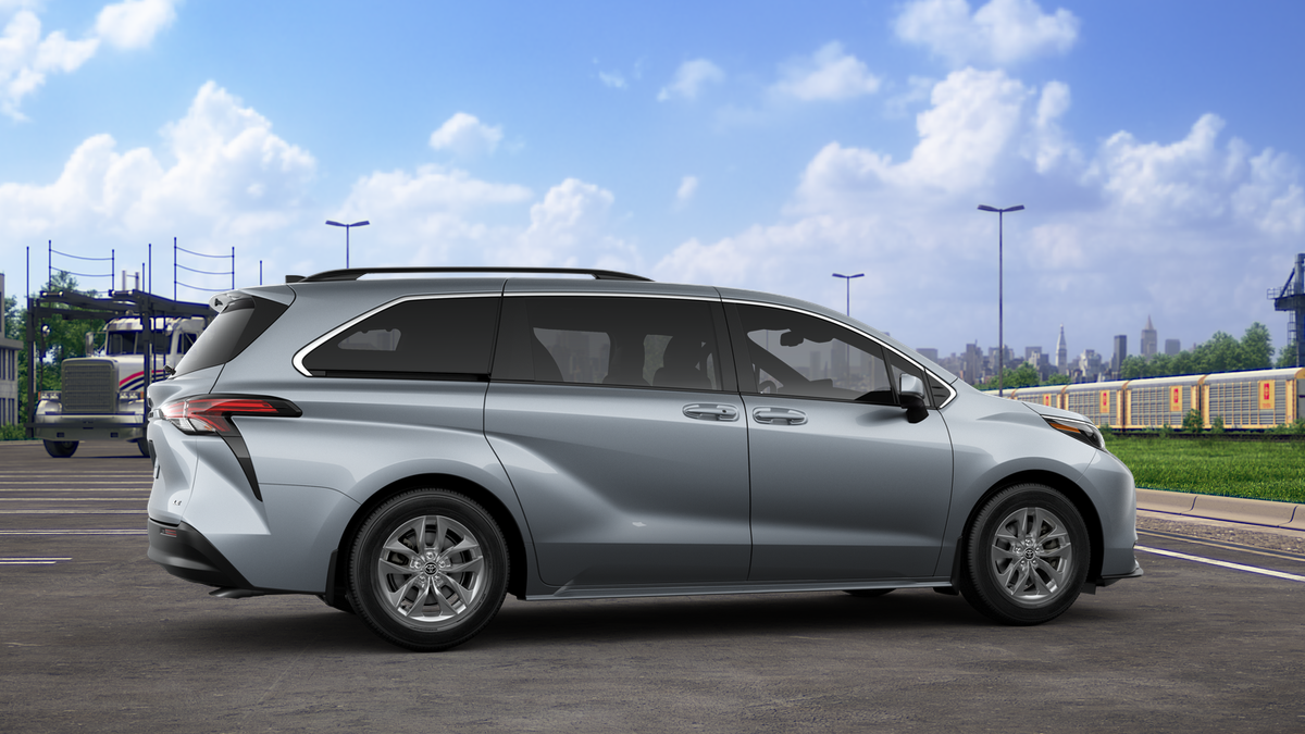 2025 Toyota Sienna LE photo 13