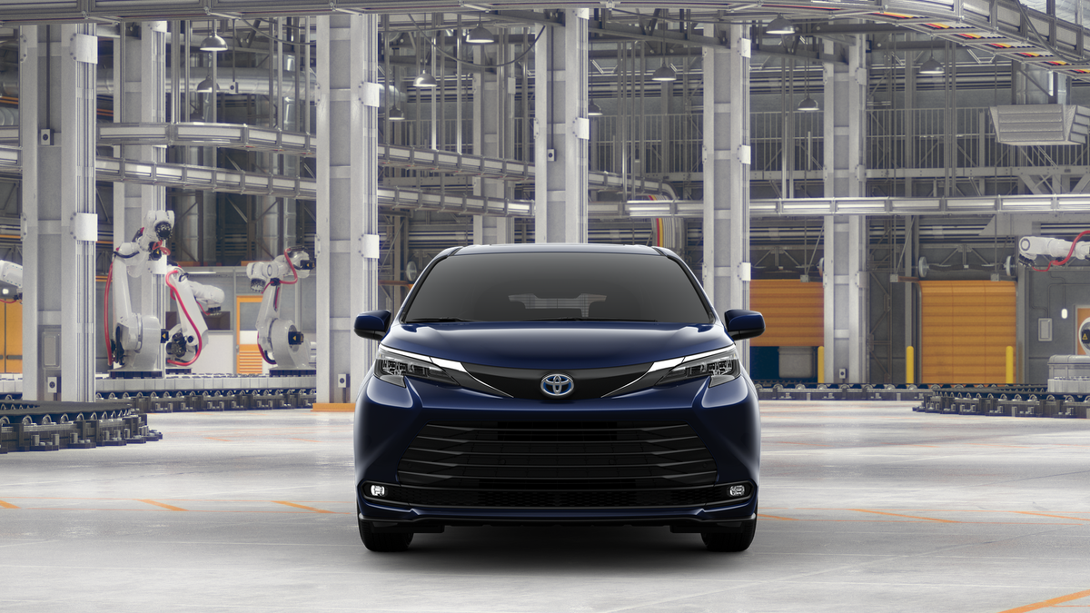 2025 Toyota Sienna XLE photo 2