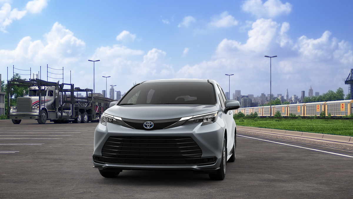 2025 Toyota Sienna LE photo 3