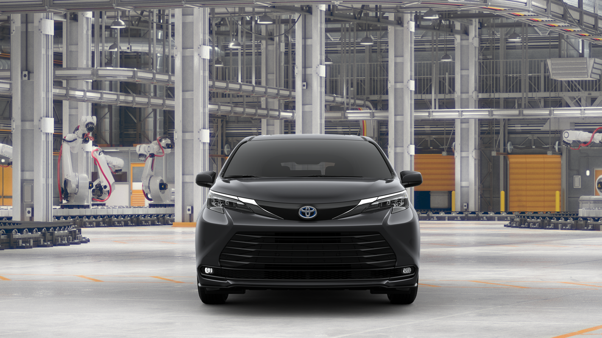 2025 Toyota Sienna XLE photo 2