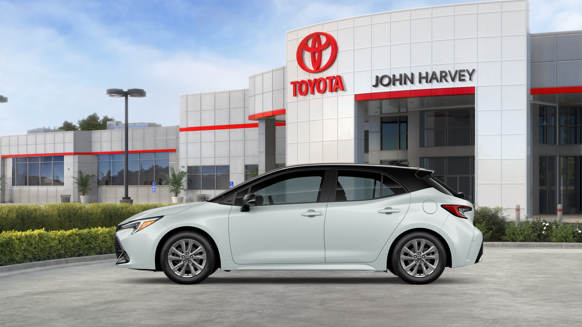 New 2026 Wind Chill Pearl with Midnight Black Metallic roof <sup>1</sup> Toyota  SE image 6