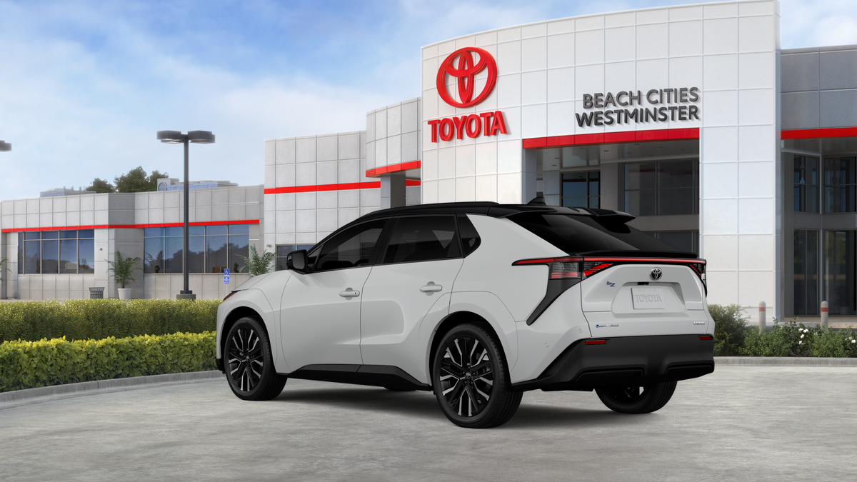 New 2026 Wind Chill Pearl with Midnight Black Metallic roof <sup>1</sup> Toyota  Limited image 9