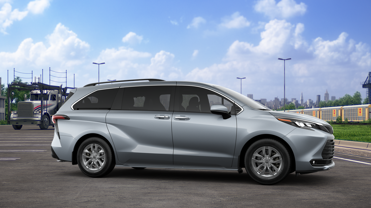 2025 Toyota Sienna XLE photo 13