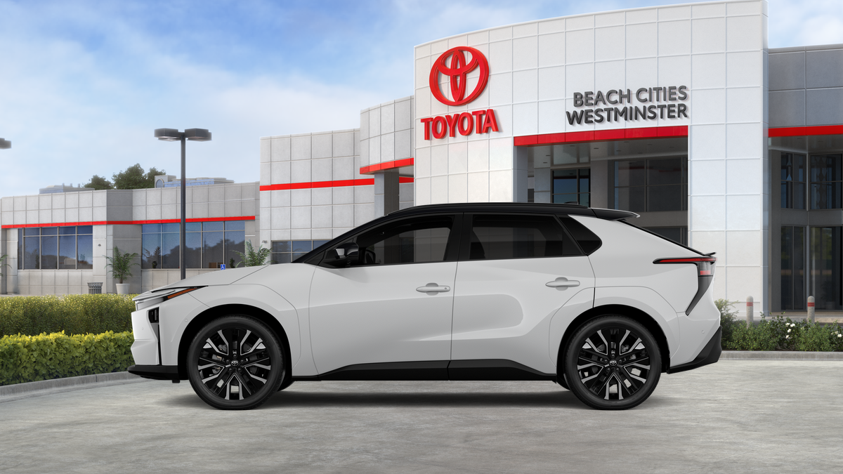 New 2026 Wind Chill Pearl with Midnight Black Metallic roof <sup>1</sup> Toyota  Limited image 7