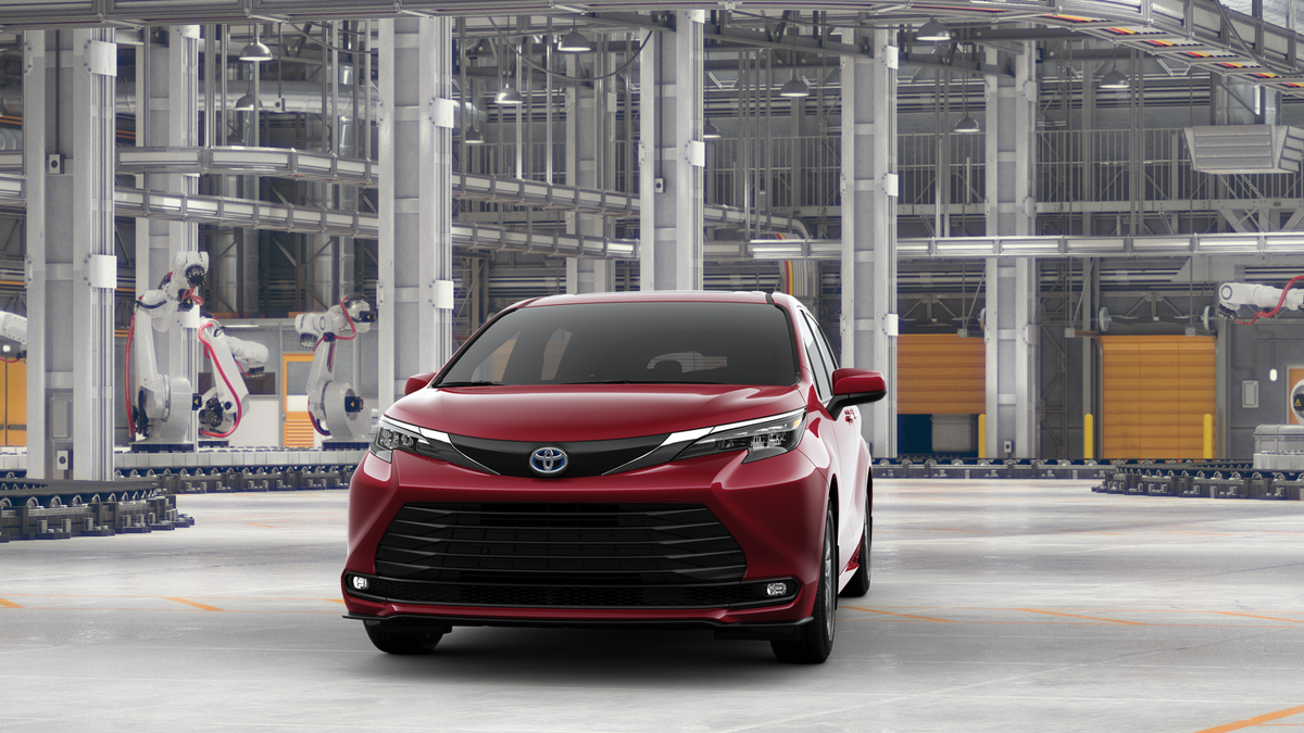 2025 Toyota Sienna XLE photo 3