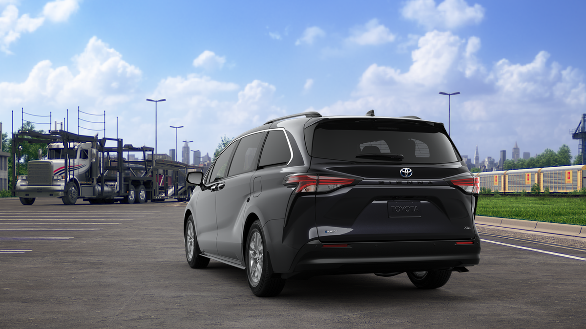 2025 Toyota Sienna XLE photo 12