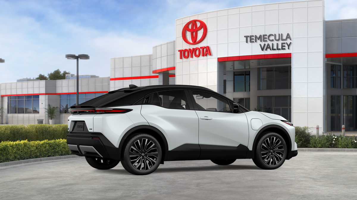 New 2026 Wind Chill Pearl with Midnight Black Metallic roof <sup>1</sup> Toyota  XSE image 13
