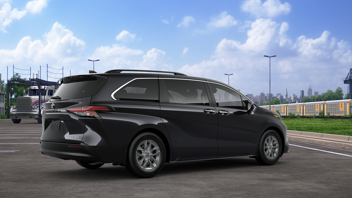 2025 Toyota Sienna XLE photo 15
