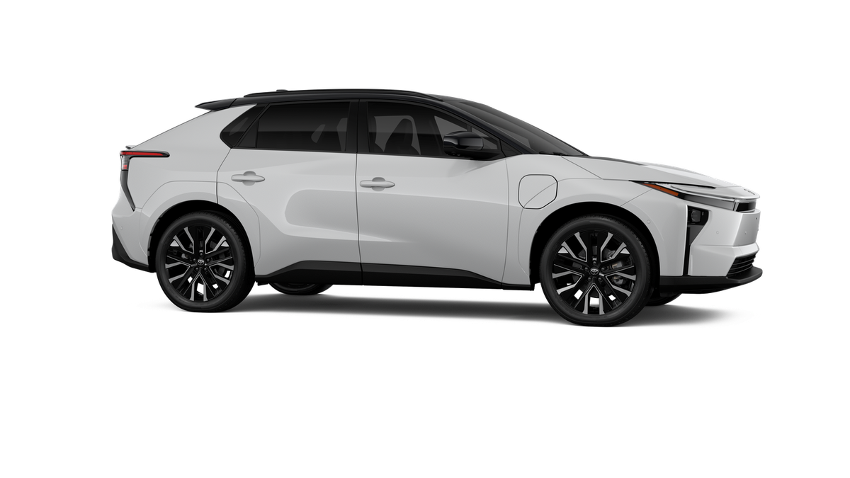 New 2026 Wind Chill Pearl with Midnight Black Metallic roof <sup>1</sup> Toyota  Limited image 25