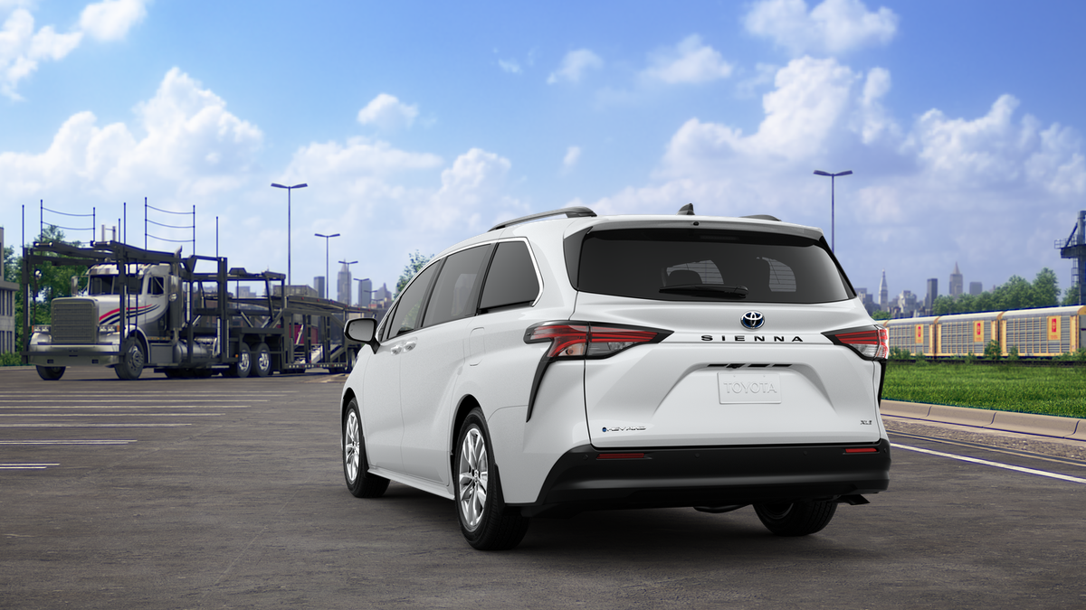 2025 Toyota Sienna XLE photo 7
