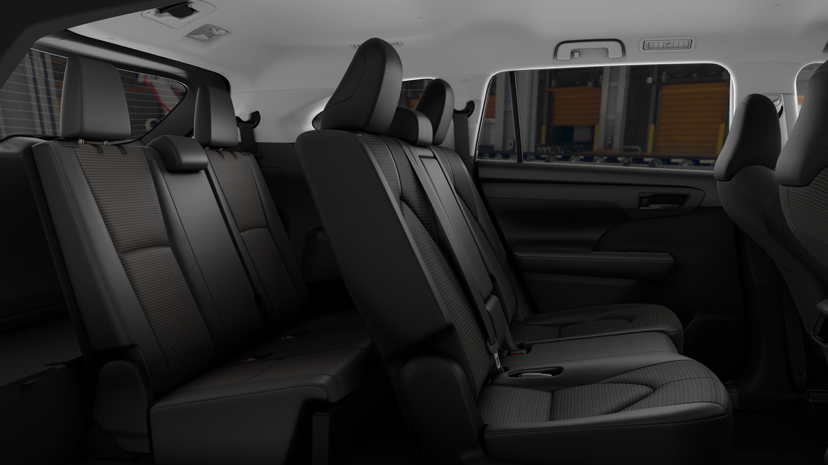 2025 Toyota Highlander LE photo 21