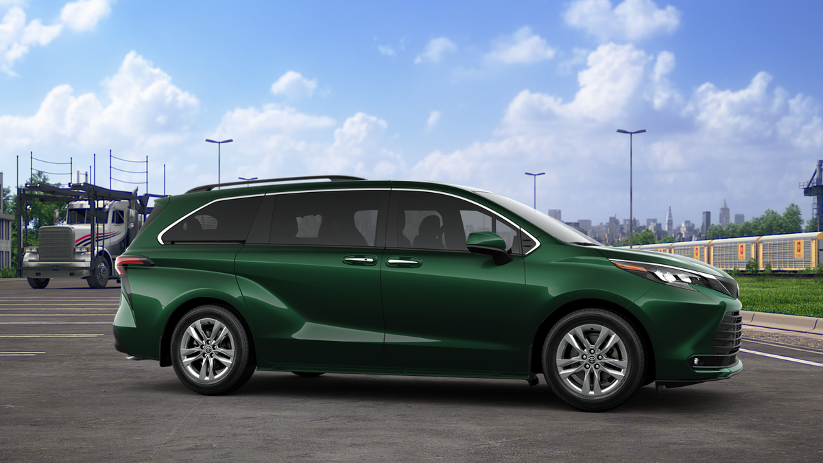 2025 Toyota Sienna XLE photo 13