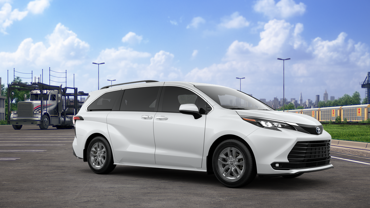 2025 Toyota Sienna XLE photo 14