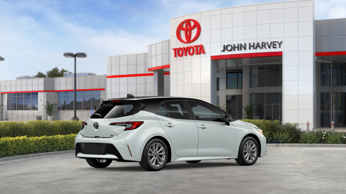 New 2026 Wind Chill Pearl with Midnight Black Metallic roof <sup>1</sup> Toyota  SE image 12