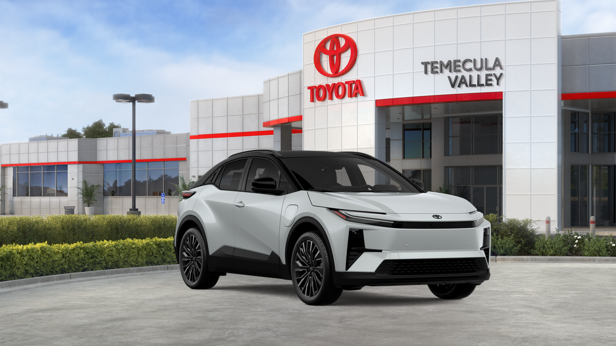 New 2026 Wind Chill Pearl with Midnight Black Metallic roof <sup>1</sup> Toyota  XSE image 17