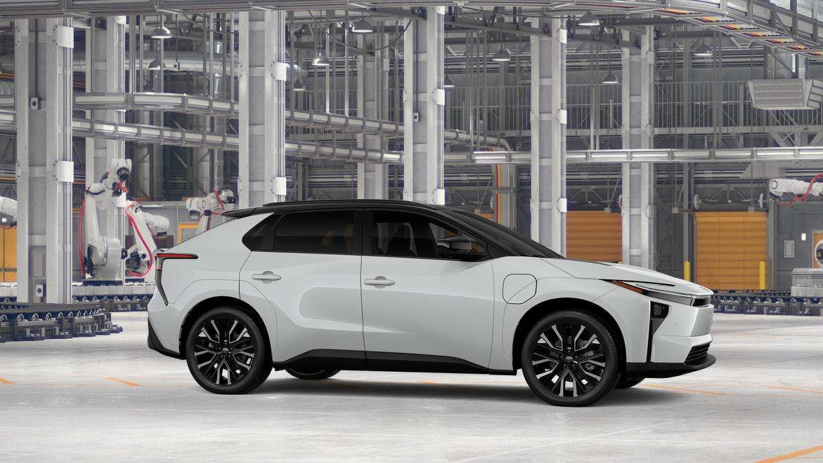 New 2027 Wind Chill Pearl with Midnight Black Metallic roof <sup>1</sup> Toyota  Limited image 15