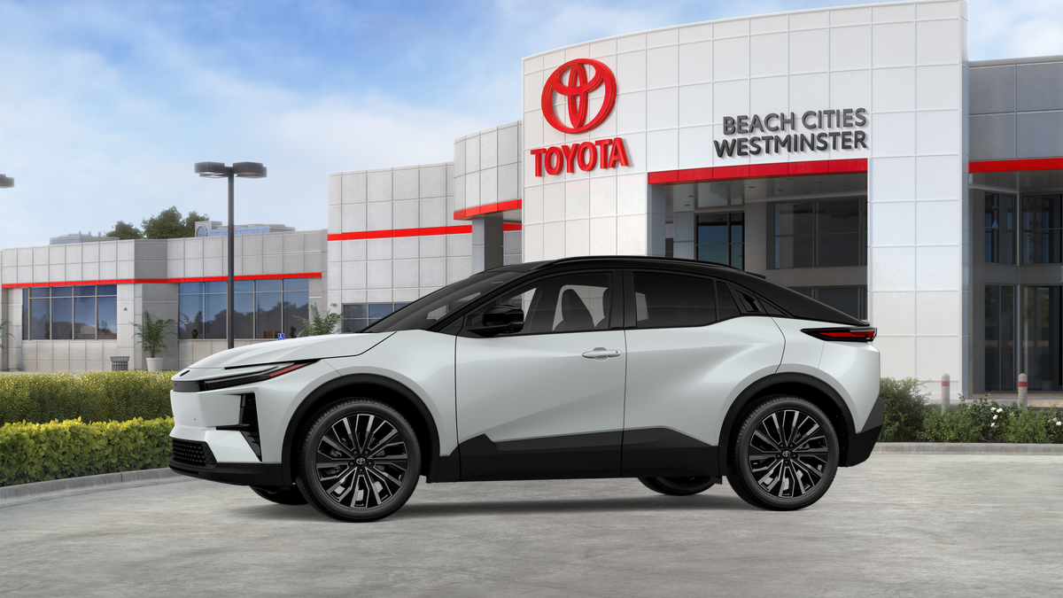 New 2026 Wind Chill Pearl with Midnight Black Metallic roof <sup>1</sup> Toyota  XSE image 6