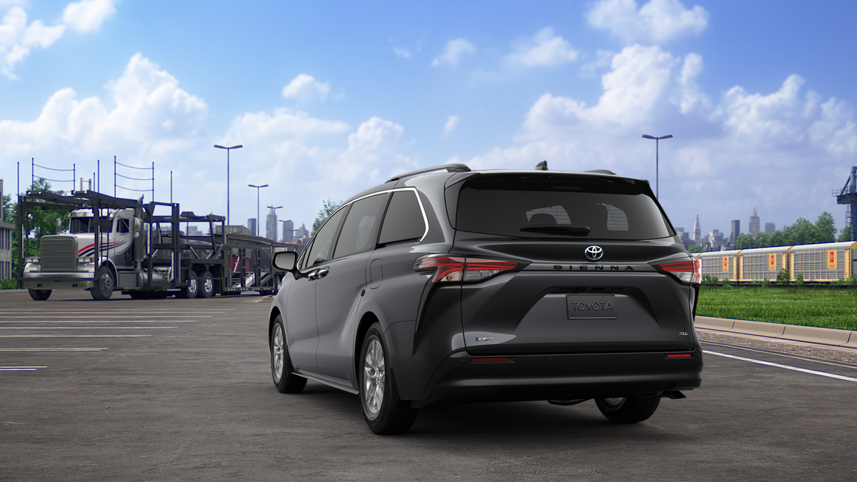 2025 Toyota Sienna XLE photo 12