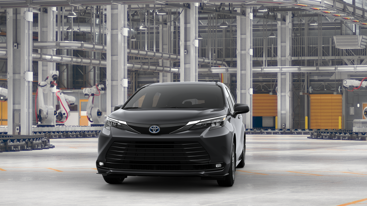 2025 Toyota Sienna XLE photo 3