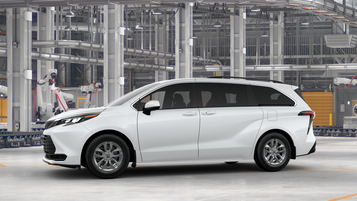 2025 Toyota Sienna LE photo 4