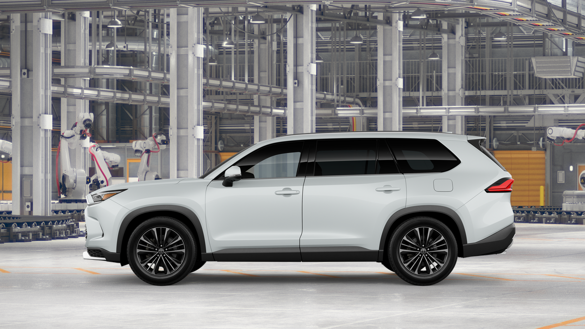 2026 Toyota Highlander Hybrid Platinum photo 3