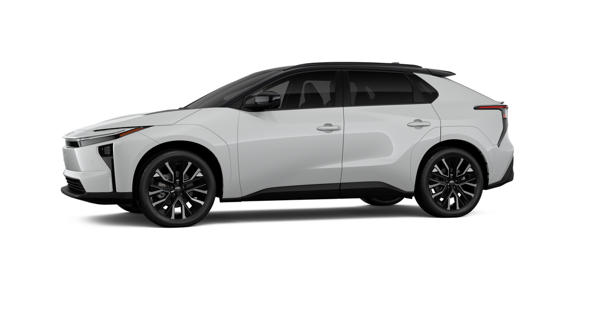 New 2026 Wind Chill Pearl with Midnight Black Metallic roof <sup>1</sup> Toyota  Limited image 5