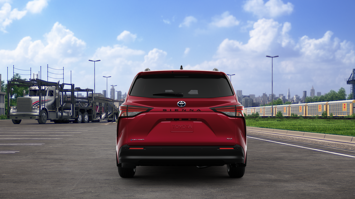 2025 Toyota Sienna XLE photo 8