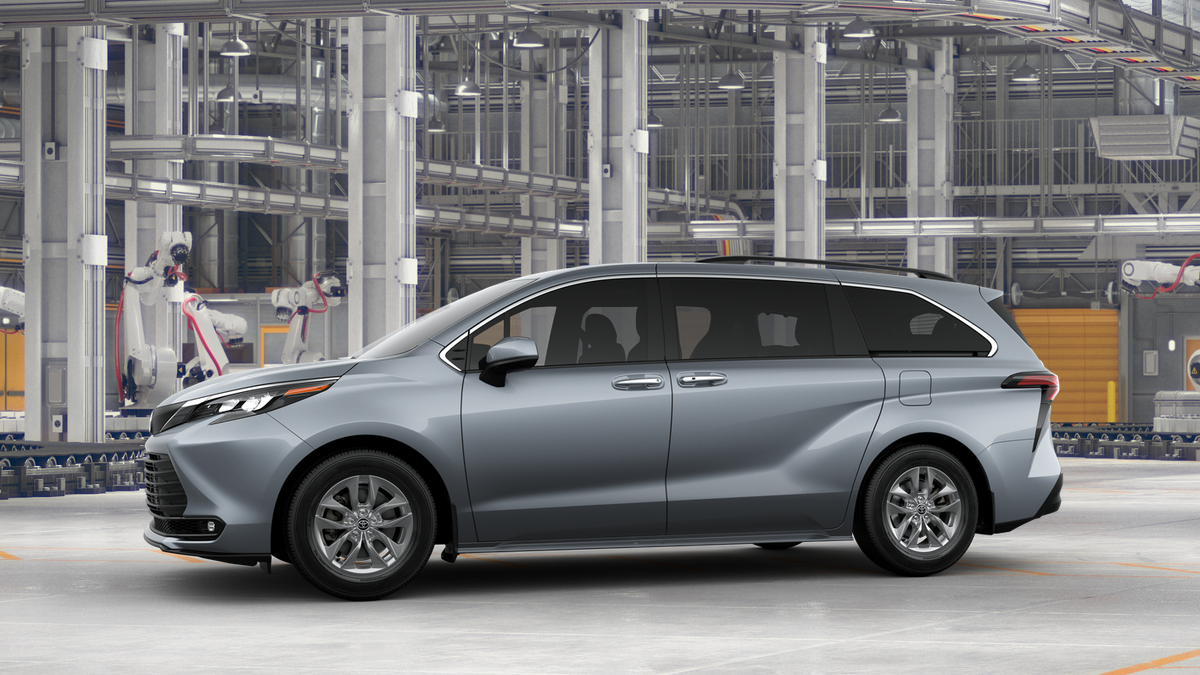 2025 Toyota Sienna XLE photo 3