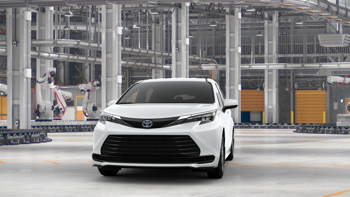 2025 Toyota Sienna LE photo 2