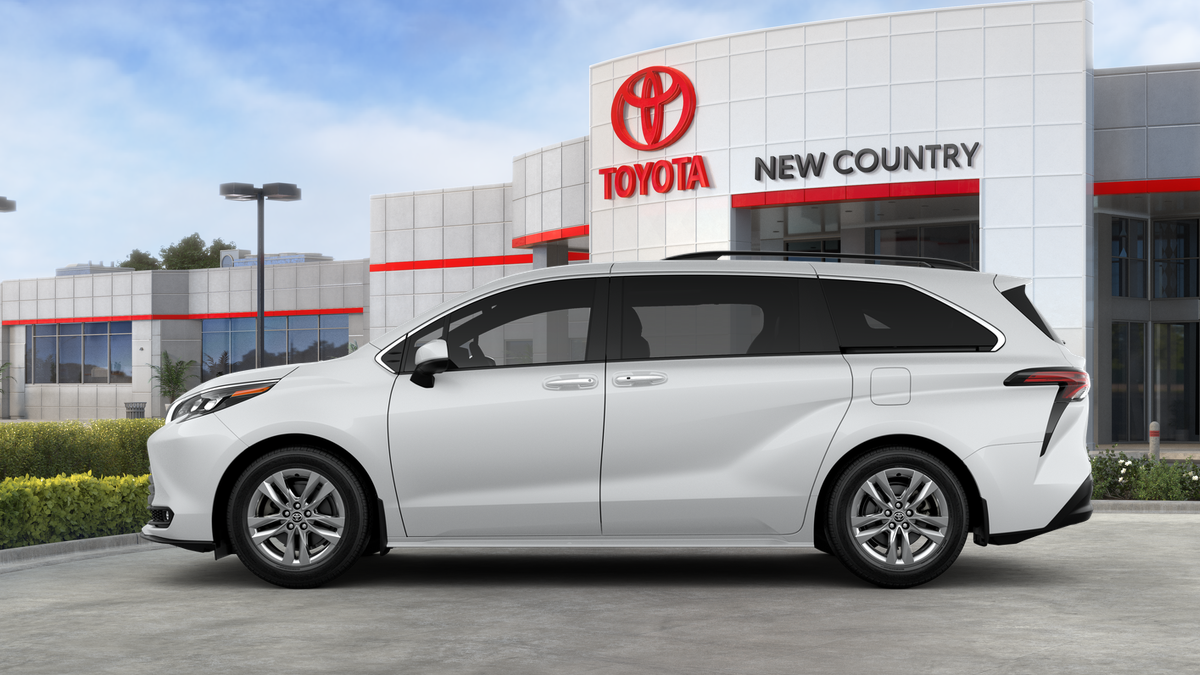 2025 Toyota Sienna XLE photo 34