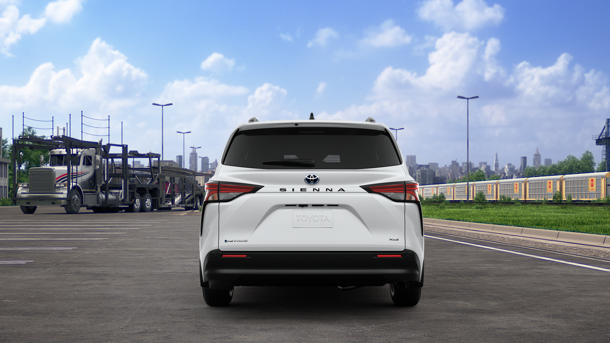 2025 Toyota Sienna XLE photo 8
