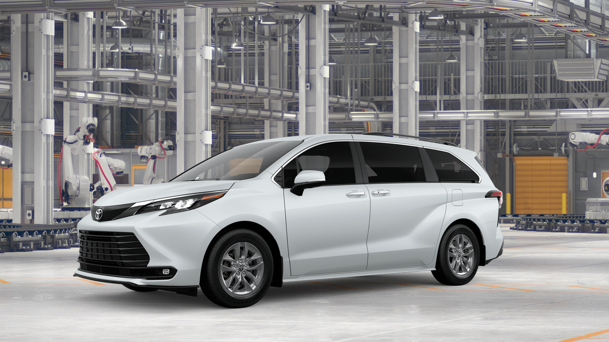2026 Toyota Sienna XLE photo 2