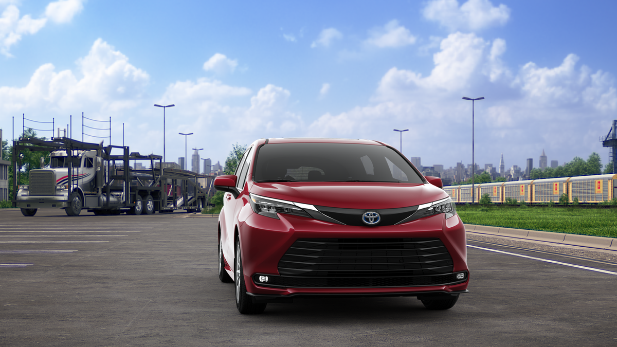 2025 Toyota Sienna XLE photo 16